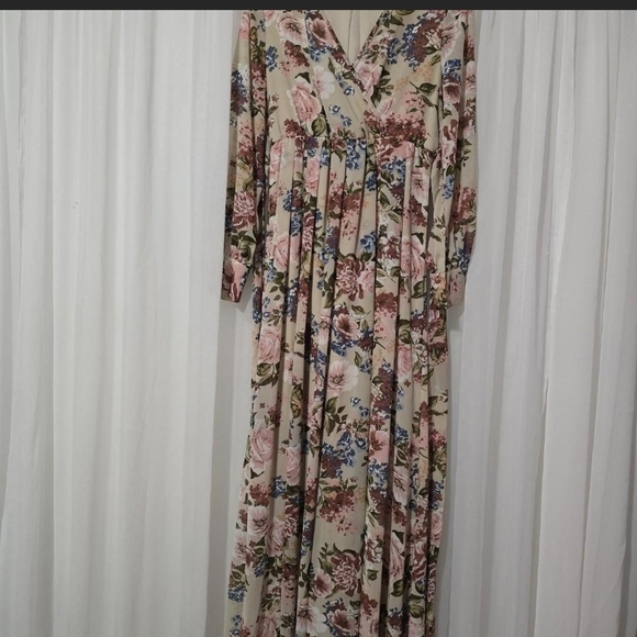 Amazon Dresses & Skirts - Amazon Floral V-Neck Maxi Dress in Cream and Pink